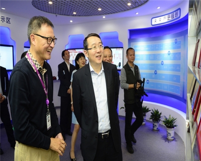 南山区区委书记王强一行赴耀世娱乐电子考察调研